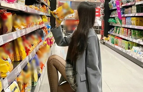 Người đẹp Đài Loan diện thiết kế váy dáng dài, bó sát lại có thêm chi tiết xẻ đùi.