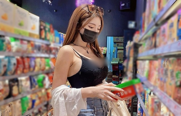 Trước đó, nhiều trường hợp mặc váy body, váy ngắn, nội y đi siêu thị cũng gây tranh cãi. "Tôi nghĩ các cô gái nên chọn trang phục phù hợp khi đi siêu thị", một bình luận trên Weibo.