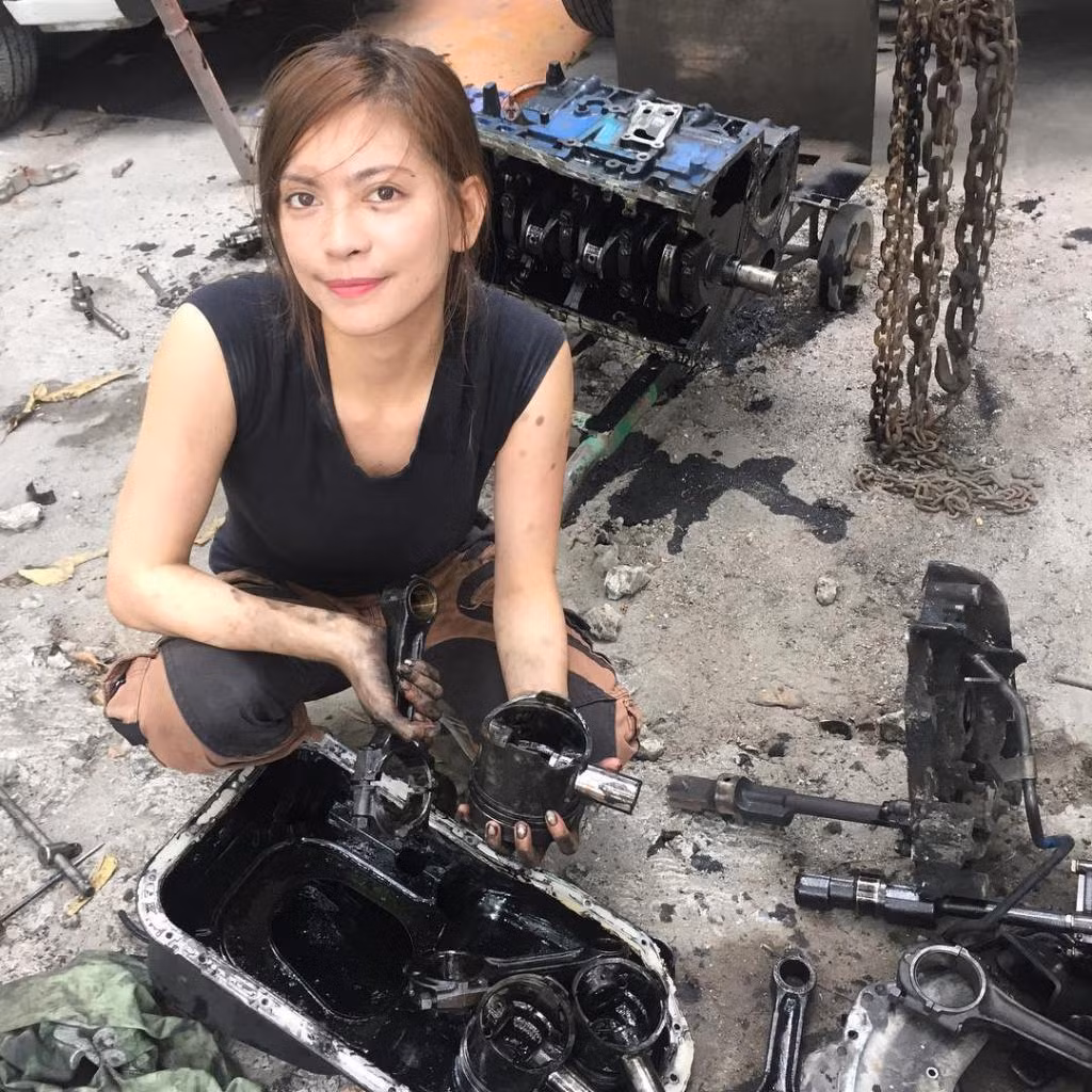 Tantin Legaspi Meneses (27 tuổi) người Philippines - nhân viên cửa hàng ô tô kiêm người mẫu bán thời gian - cho biết khách hàng thường bị choáng bởi nghề nghiệp ưa thích của cô.