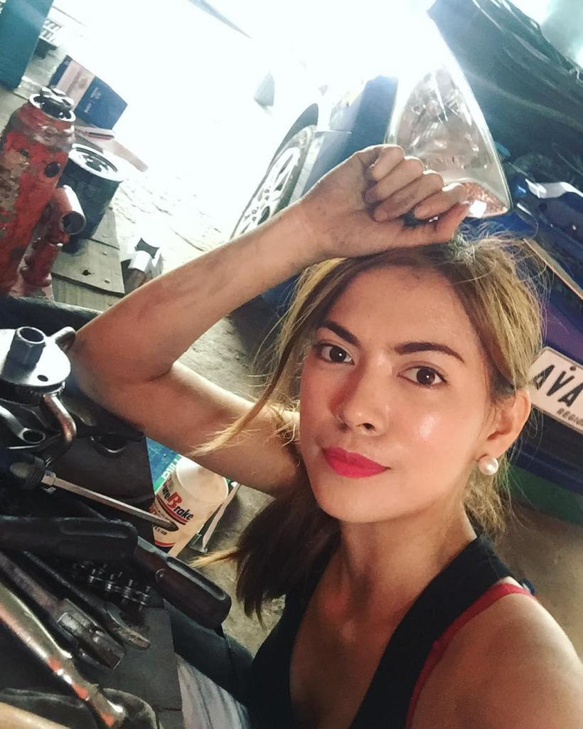 Meneses thừa nhận rằng “không có gì gợi cảm” trong bộ đồng phục bóng nhờn của cô ấy khi làm việc trên ô tô.