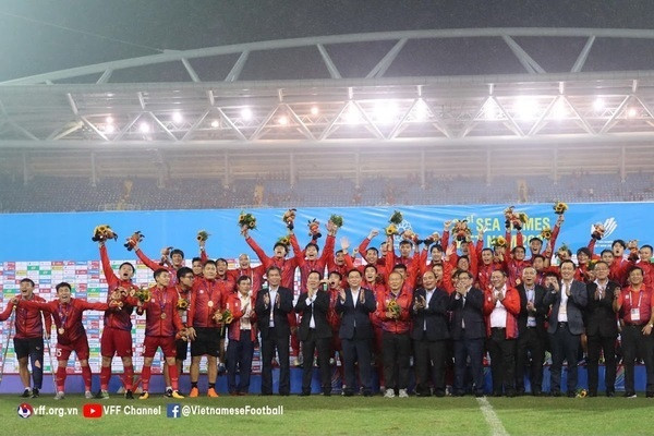 Đáng nể hơn, vào dịp tổ chức SEA Games 31 trên sân nhà, HLV Park Hang Seo lại cùng các học trò có tấm HCV SEA Games thứ hai.