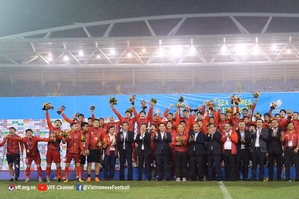 Đáng nể hơn, vào dịp tổ chức SEA Games 31 trên sân nhà, HLV Park Hang Seo lại cùng các học trò có tấm HCV SEA Games thứ hai.