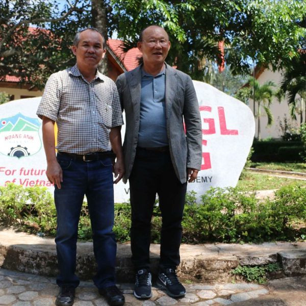 Thời điểm đó, những gì mà cổ động viên Việt Nam biết về HLV Park Hang Seo chỉ là những thông tin ấn tượng nhất là ông từng làm trợ lý cho HLV Guus Hiddink giúp Hàn Quốc vào bán kết World Cup 2002. Ông đến với Việt Nam trong tâm thế nhận được rất nhiều câu hỏi, sự nghi ngờ bởi ông chưa từng có thành tích gì nổi bật, không thể phát triển sự nghiệp ở Hàn Quốc.