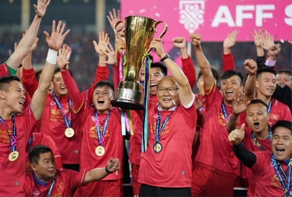 Cũng trong triều đại của mình, HLV Park Hang Seo giúp đội tuyển Việt Nam vô địch AFF Cup sau 10 năm chờ đại.