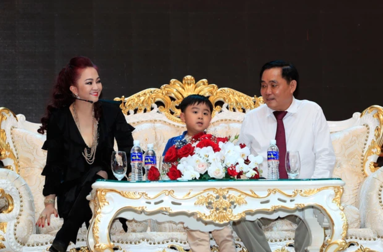 Cụ thể, trong đêm Trung thu tưng bừng tối nay, bà Phương Hằng quyết định sẽ ngưng xuất hiện để đón tiệc sinh nhật con trai cưng kiêm Chủ tịch HĐQT tương lai của Đại Nam - Huỳnh Hằng Hữu.