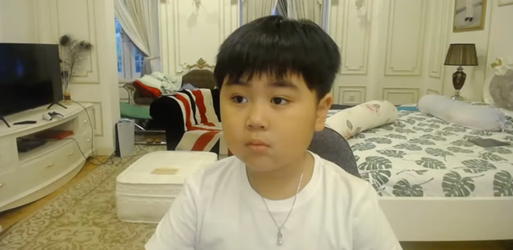 Dân mạng ai cũng đang háo hức đặt gạch chờ xem tối nay, bà Phương Hằng có đăng ảnh sinh nhật Huỳnh Hằng Hữu không đây.