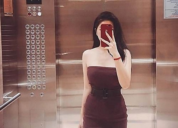 Bạn không nên mặc quá ngắn hay quá hở vì điều này sẽ gây bất tiện cho chính bạn và những người xung quanh.