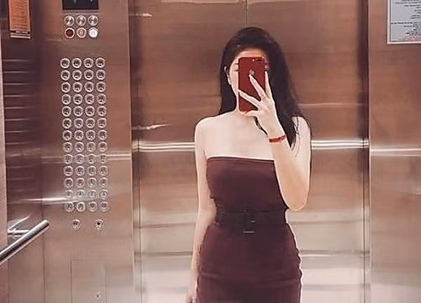 Bạn không nên mặc quá ngắn hay quá hở vì điều này sẽ gây bất tiện cho chính bạn và những người xung quanh.