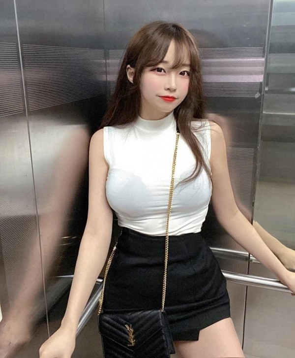 Ở thời đại công nghệ số phát triển, nhất là xu hướng các trang mạng xã hội đang trở thành trào lưu của giới trẻ. Nhu cầu tự sướng, khoe ảnh của hội chị em ngày càng cao và địa điểm được lựa chọn đó là trong thang máy.