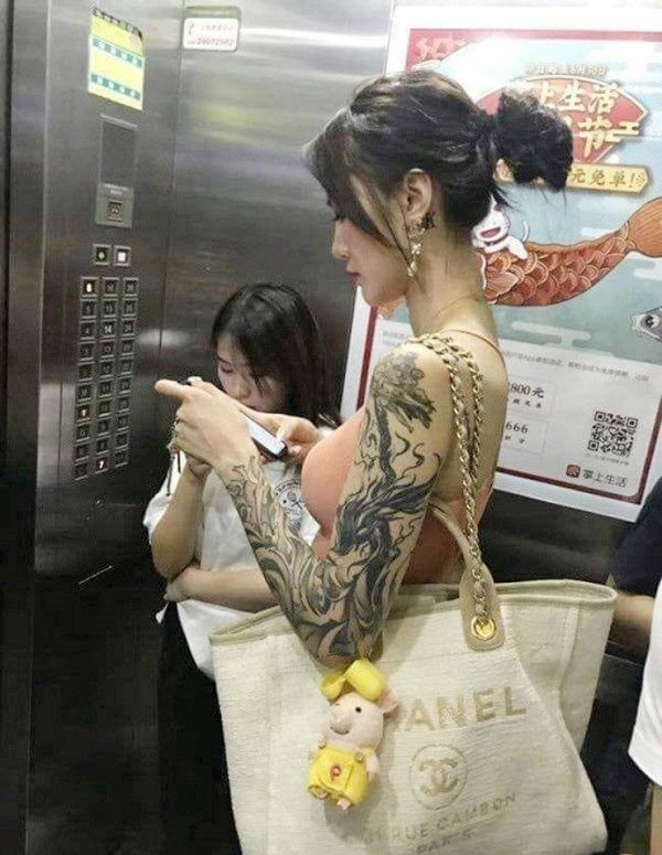 "Hot girl tạp hóa" Hàn Hằng cũng từng nhận được sự chú ý với shoot hình tự nhiên như thế này trong thang máy.