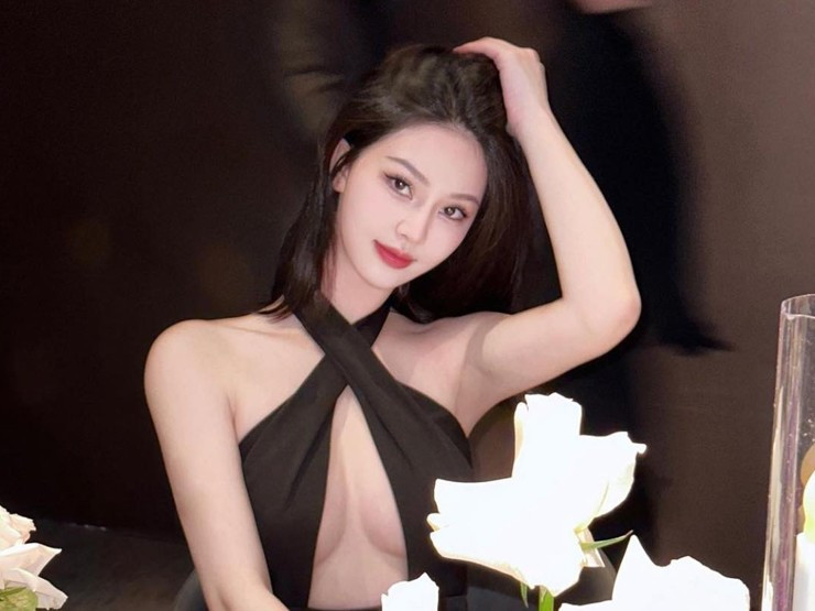 Người đẹp khoe vóc dáng nổi bật giữa hội bạn thân với áo croptop tôn eo thon.