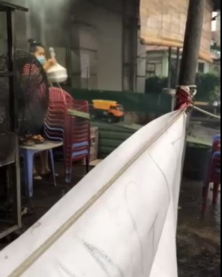 Do tình hình dịch COVID-19 có những diễn biến phức tạp nên nhiều quán ăn chỉ được phép bán mang về. Cũng từ đó, các chủ tiệm đã nghĩ ra cách sống chung với dịch bằng cách giao hàng khá thông minh.