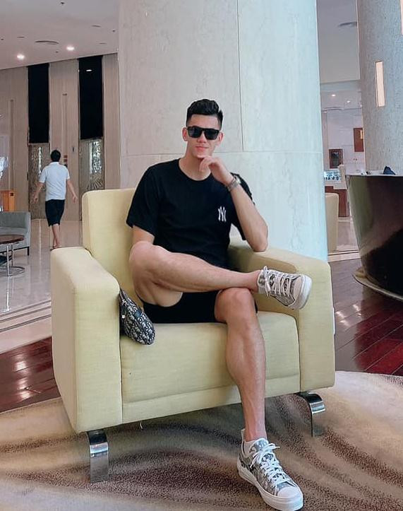 Khác hẳn hình ảnh quần đùi áo số thường thấy, chàng tiền đạo sinh năm 1997 xuất hiện cực bảnh bao trong đám cưới.