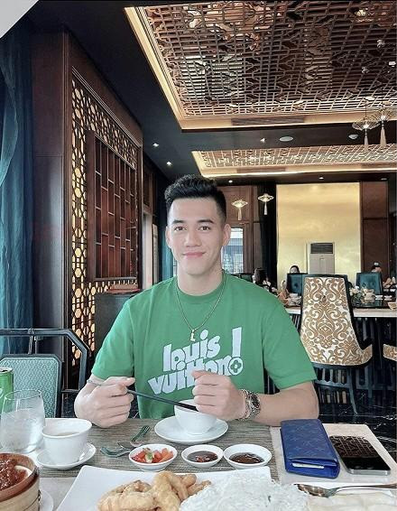 Theo dõi trang cá nhân của Nguyễn Tiến Linh, nhiều người nhận ra chiếc áo sơ mi này từng được chàng cầu thủ phối với clutch cùng thương hiệu trong một dịp đi trà chiều.