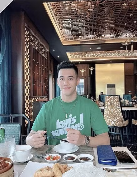 Theo dõi trang cá nhân của Nguyễn Tiến Linh, nhiều người nhận ra chiếc áo sơ mi này từng được chàng cầu thủ phối với clutch cùng thương hiệu trong một dịp đi trà chiều.