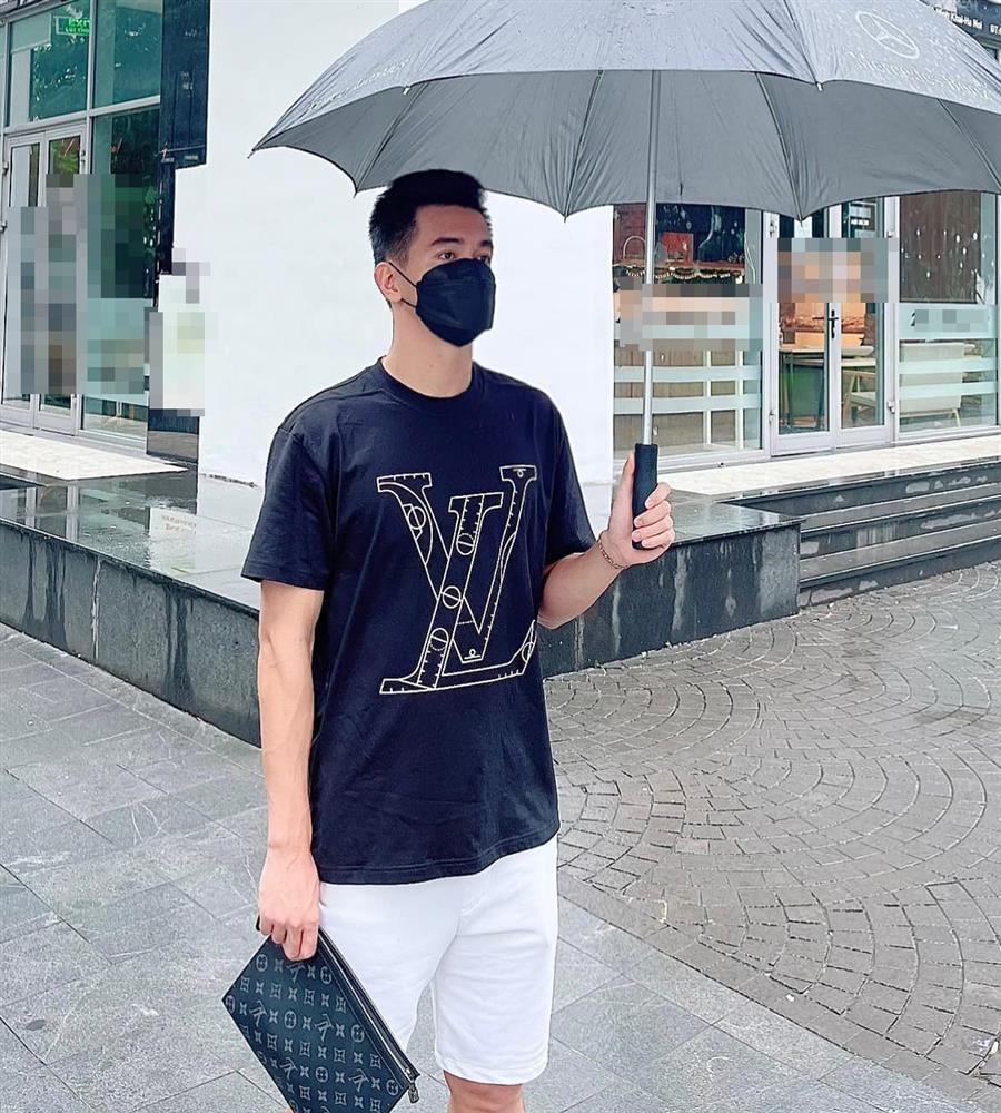 Louis Vuitton là thương hiệu Tiến Linh yêu thích và thường xuyên sử dụng trong nhiều hoàn cảnh.