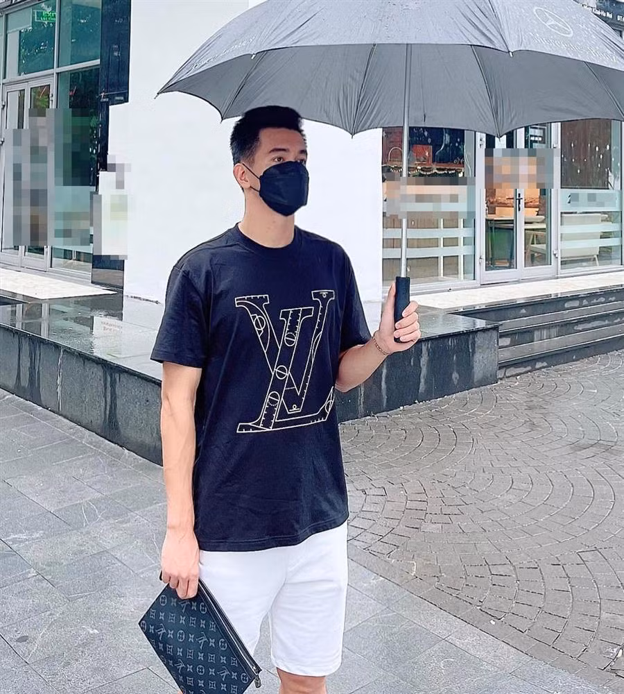 Louis Vuitton là thương hiệu Tiến Linh yêu thích và thường xuyên sử dụng trong nhiều hoàn cảnh.