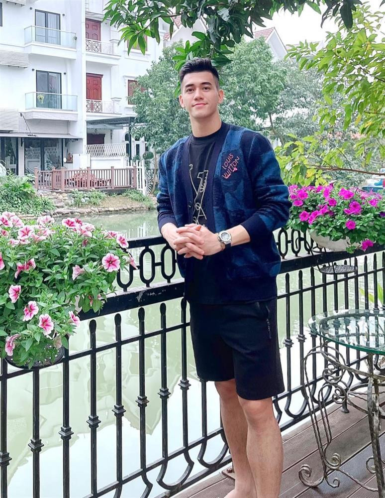 Nam cầu thủ khoác thêm cardigan cũng của Louis Vuitton.