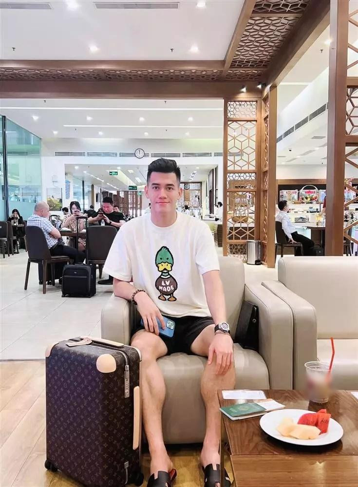 Trong tủ đồ của mình, Tiến Linh sở hữu nhiều thương hiệu như Louis Vuitton, Dior, Gucci...