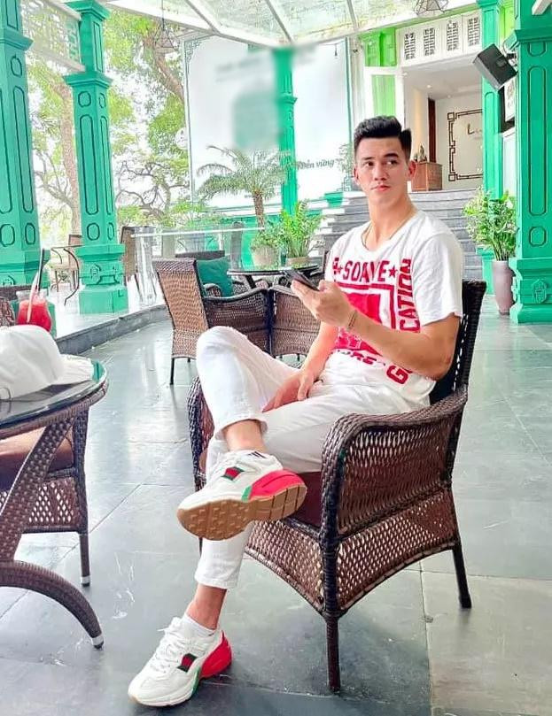 Tiến Linh có 2 chiếc áo thun Louis Vuitton thuộc BST Spring 2022 chỉ khác màu, mỗi chiếc trị giá gần 23 triệu đồng.