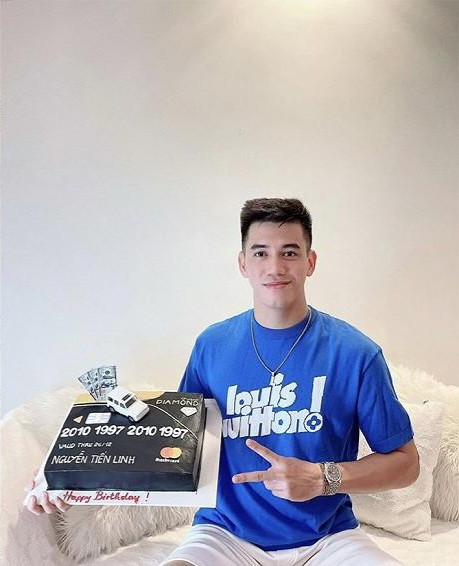 Trong dàn cầu thủ Việt Nam, Tiến Linh nổi tiếng là một tín đồ hàng hiệu. Anh chàng thích diện những item cơ bản như áo thun, áo sơ mi, quần short nhưng soi kĩ mới thấy, món nào cũng đắt tiền.