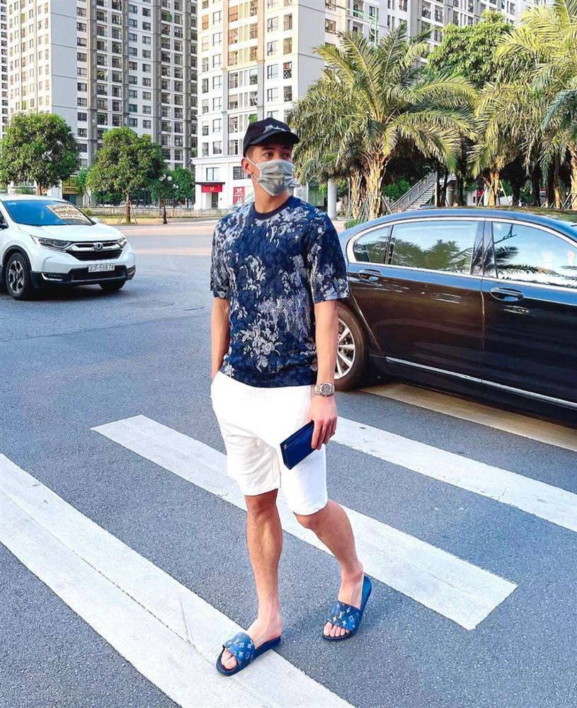 Có thể thấy, từ áo, giày, dép, clutch của anh đều đến từ thương hiệu Louis Vuitton.