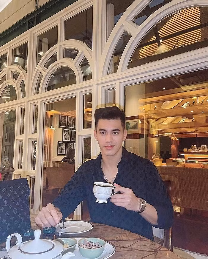 Tới dự đám cưới, tiền đạo Tiến Linh vui vẻ check-in cùng một người quen.