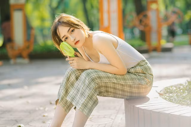 Bên cạnh việc là sinh viên, Bảo Vân cũng thử sức với vai trò là một người mẫu ảnh. Vừa đi học, vừa đi làm, nữ sinh viên trường Đại học Kiến trúc phải sắp xếp, cân đối thời gian sao cho hợp lý nhất. Tất nhiên, cô nàng luôn ưu tiên việc học hơn tất cả mọi thứ.