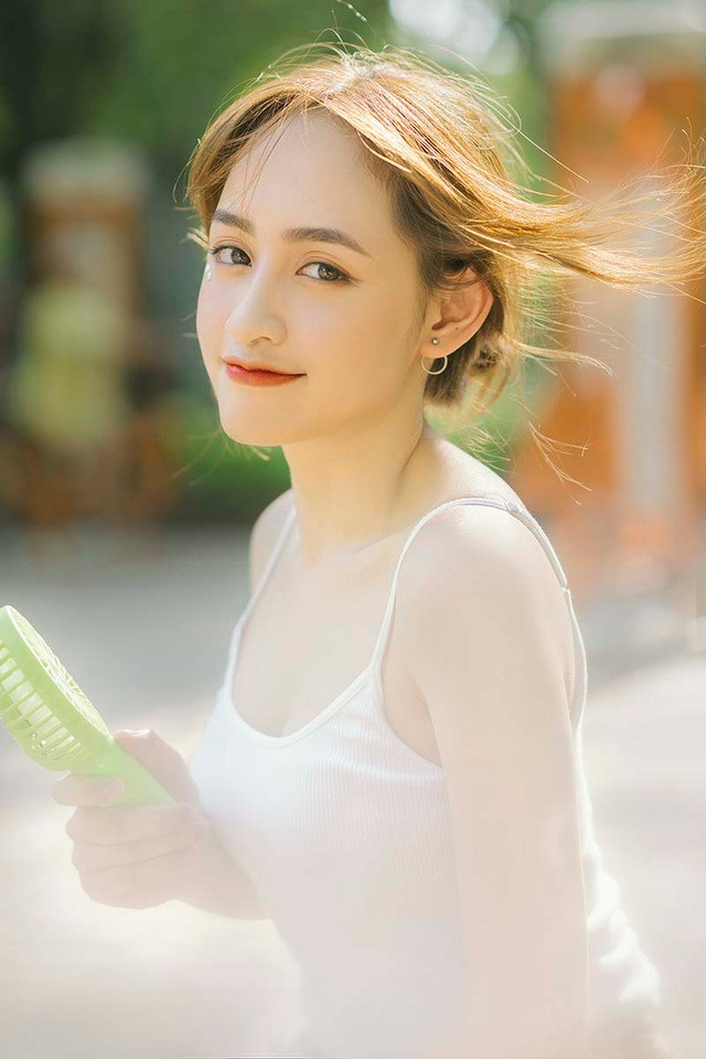 Ngay sau khi những bức ảnh của Bảo Vân được đăng tải, nữ sinh Đại học Kiến Trúc này nhận không ít lời khen từ dân mạng. Đa phần đều cảm thấy hào hứng với bộ ảnh dù không cầu kì nhưng vẫn thu hút người xem bằng chính vẻ ngoài dễ thương của cô bạn.