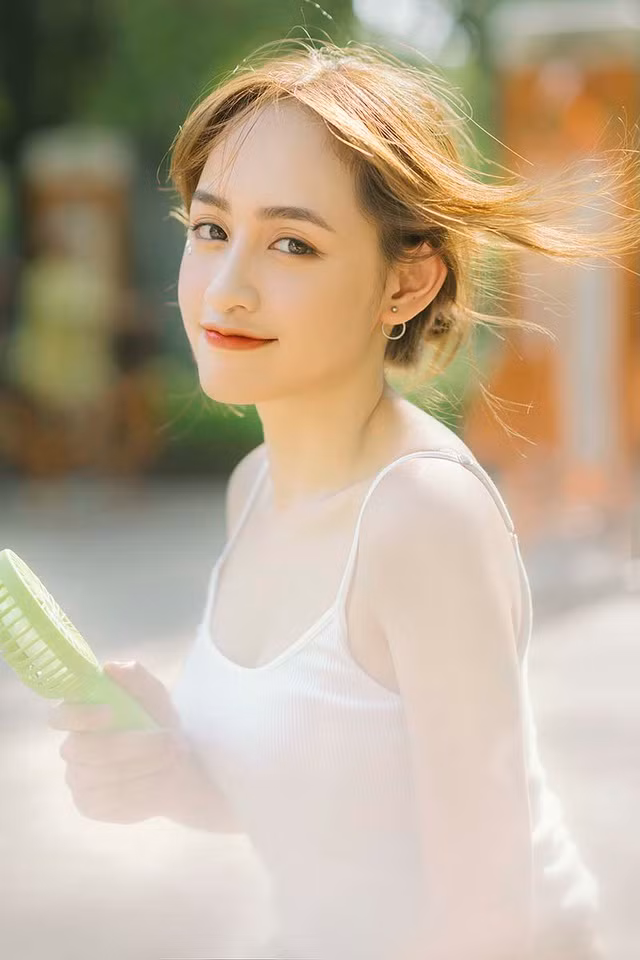 Ngay sau khi những bức ảnh của Bảo Vân được đăng tải, nữ sinh Đại học Kiến Trúc này nhận không ít lời khen từ dân mạng. Đa phần đều cảm thấy hào hứng với bộ ảnh dù không cầu kì nhưng vẫn thu hút người xem bằng chính vẻ ngoài dễ thương của cô bạn.