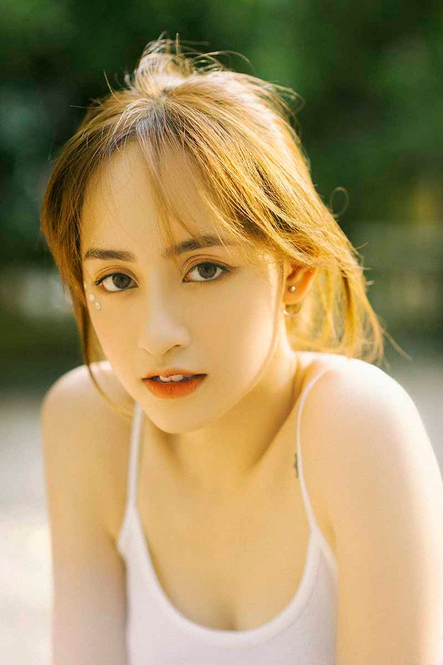 Bảo Vân cho biết: “Ngoài thời gian học thì cũng đi chụp mẫu ảnh và thử sức với vai trò diễn viên để có thêm kinh nghiệm nghề nghiệp. Bên cạnh đó, em cũng tập luyện thể dục thể thao nâng cao sức khỏe.".