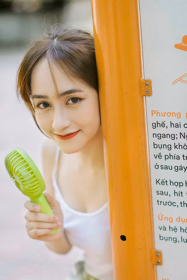 Ngắm nhìn những bức ảnh mới của Bảo Vân, dân mạng sẽ cảm nhận được thoải mái tạo dáng với nụ cười rạng ngời, tựa như một lời nhắn nhủ rằng, mùa hè đã chạm ngõ của cô nàng.