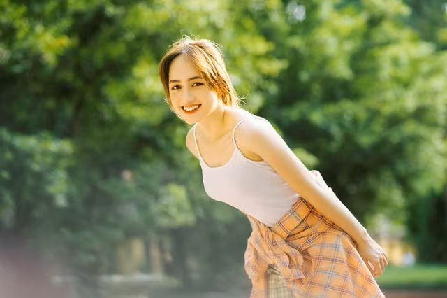 Trần Bảo Vân (sinh năm 2000, quê Hà Nội) hiện đang theo học tại trường ĐH Kiến trúc Hà Nội, đồng thời là người mẫu ảnh kiêm diễn viên tự do được nhiều bạn trẻ yêu mến.