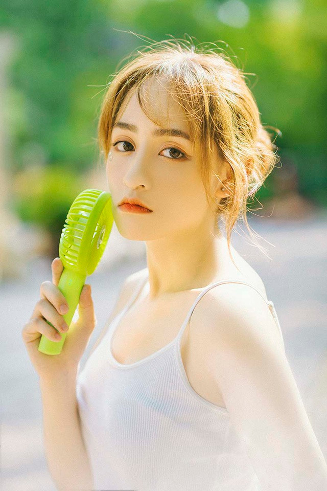 Mới đây trên trang cá nhân của mình, Bảo Vân đã cho đăng tải những bức ảnh chào hè khiến nhiều người phải chú ý. Chẳng cần cầu kì chuẩn bị, hot girl Đại học Kiến Trúc diện trên mình chiếc áo hai dây quyến rũ cùng với gương mặt dễ thương vậy là đủ cho một tuyệt phẩm.