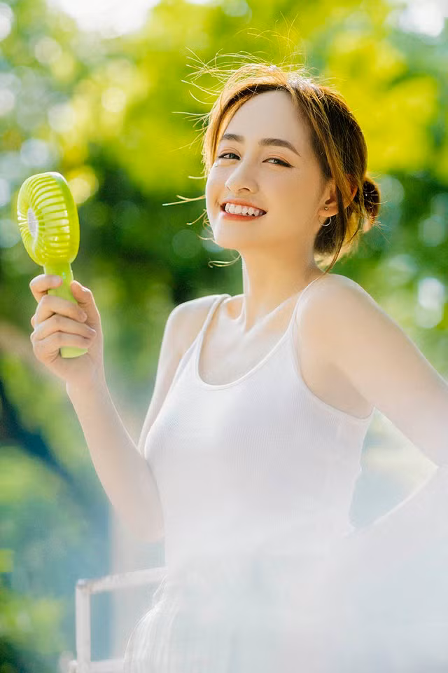 Cũng giống như Bách Khoa, đại học Kiến Trúc là ngôi trường có đa phần sinh viên là nam giới. Tuy nhiên, không phải vì vậy mà họ thiếu đi những hot girl. Mới đây điển hình như cô bạn có tên Trần Bảo Vân khi xuất hiện trong bộ ảnh giản dị nhưng vẫn khiến các chàng phải đổ ầm ầm.