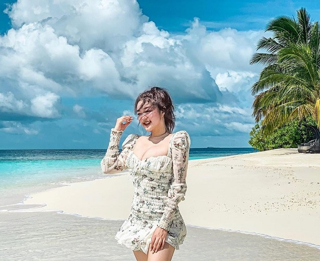 Rebecca Liu sở hữu cả bộ sưu tập bikini có thiết kế độc đáo. Sở hữu thân hình đầy đặn, đa phần, cô đều lựa chọn áo tắm có chi tiết nhún bèo để che đi khuyết điểm cơ thể.