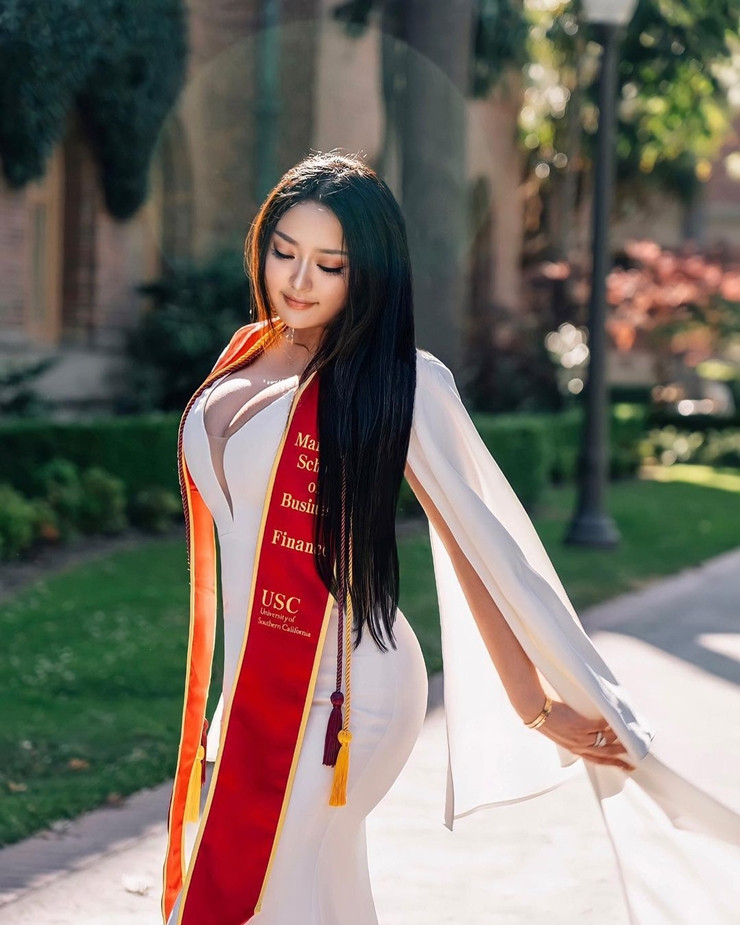 Trong buổi tốt nghiệp, Rebecca Liu chọn chiếc đầm ôm sát có dáng khoét sâu cổ.