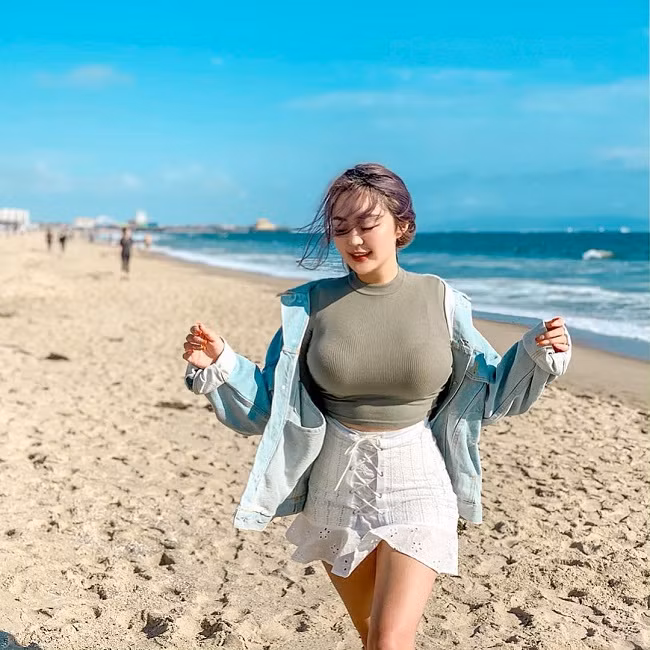 Người ta vẫn có quan niệm những cô nàng đầy đặn không nên mặc hở. Nhưng Rebecca Liu đã chứng minh điều ngược lại.