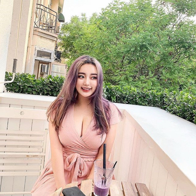 Vẻ đẹp của Rebecca Liu là hình mẫu của người phụ nữ thời đại mới - quyến rũ, tự tin và phóng khoáng.