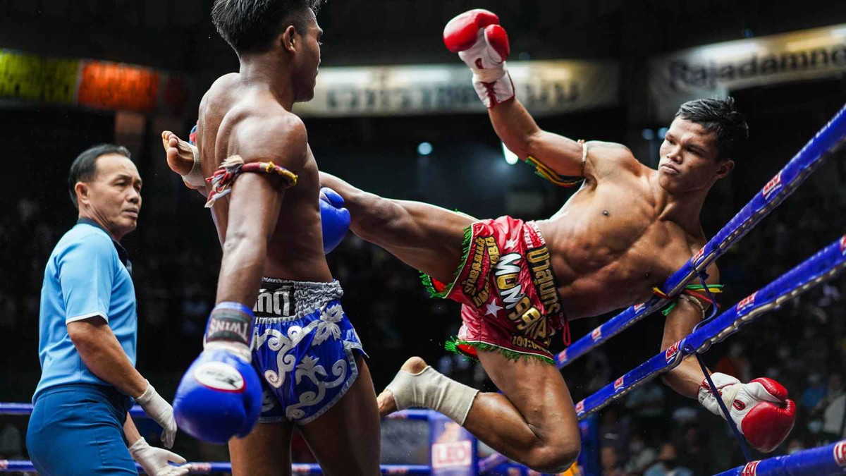 Luật thi đấu của môn này cũng tương tự Muay Thai với 5 hiệp, mỗi hiệp 3 phút. Điểm khác giữa Kun Khmer và Muay Thai là các đòn tấn công. Kun Khmer thiên về đòn đấm và cùi chỏ, trong khi Muay Thai thiên về đá và đầu gối.