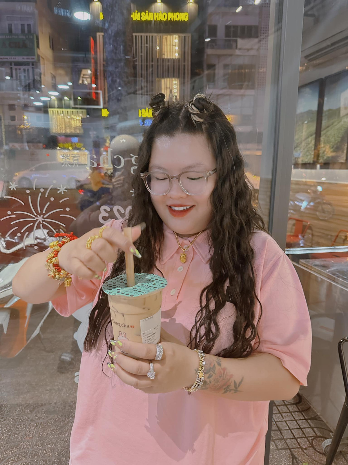 Chia sẻ về cơ duyên đến với nghề, Hoàng Lam cho biết vào một ngày rất tình cờ, có người bạn rủ cô quay clip “ăn theo icon” đang rất thịnh hành trên mạng xã hội.