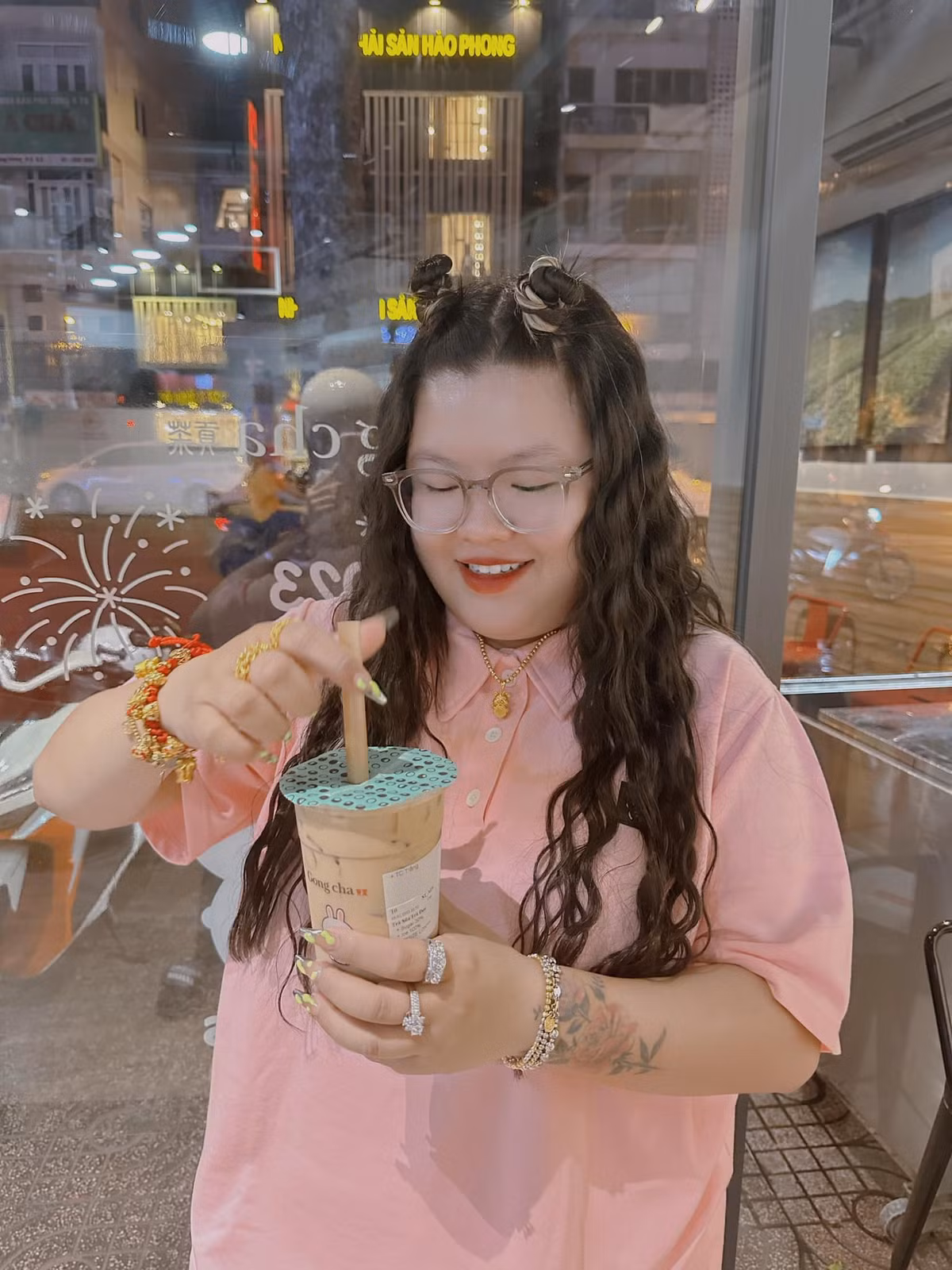 Chia sẻ về cơ duyên đến với nghề, Hoàng Lam cho biết vào một ngày rất tình cờ, có người bạn rủ cô quay clip “ăn theo icon” đang rất thịnh hành trên mạng xã hội.