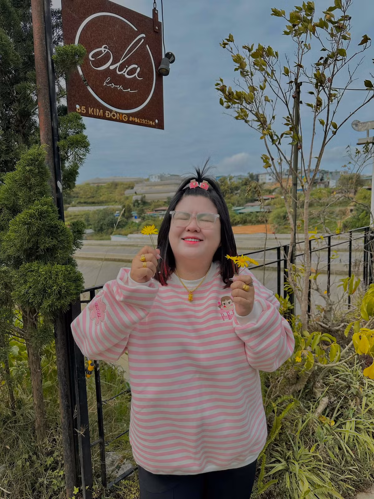 Tính đến nay, Hoàng Lam đã gắn bó với công việc được khoảng 2 năm với nhiều thử thách khó nhằn mà khán giả yêu cầu.