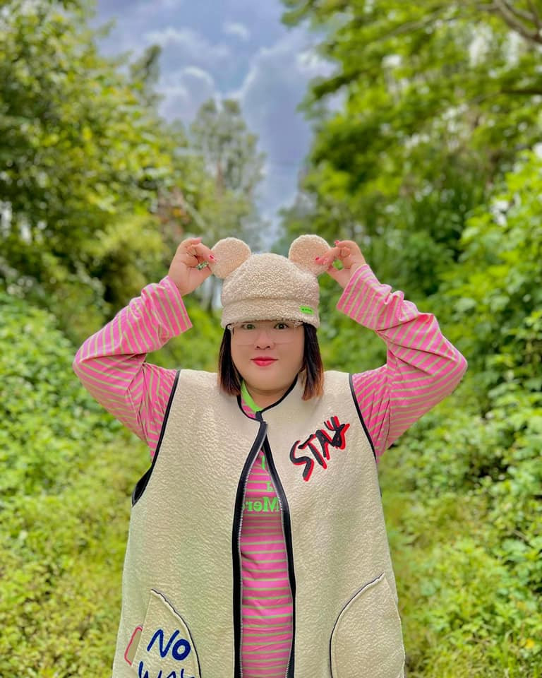 Tiết lộ về bí quyết thành công khi làm mukkbang, Hoàng Lam tâm sự: “Lam biết khản giả của mình là người ở độ tuổi 18-24, họ thường xuyên stress, tiêu cực và hoạt động về đêm nên Lam thường chọn các món ăn có màu sắc bắt mắt.