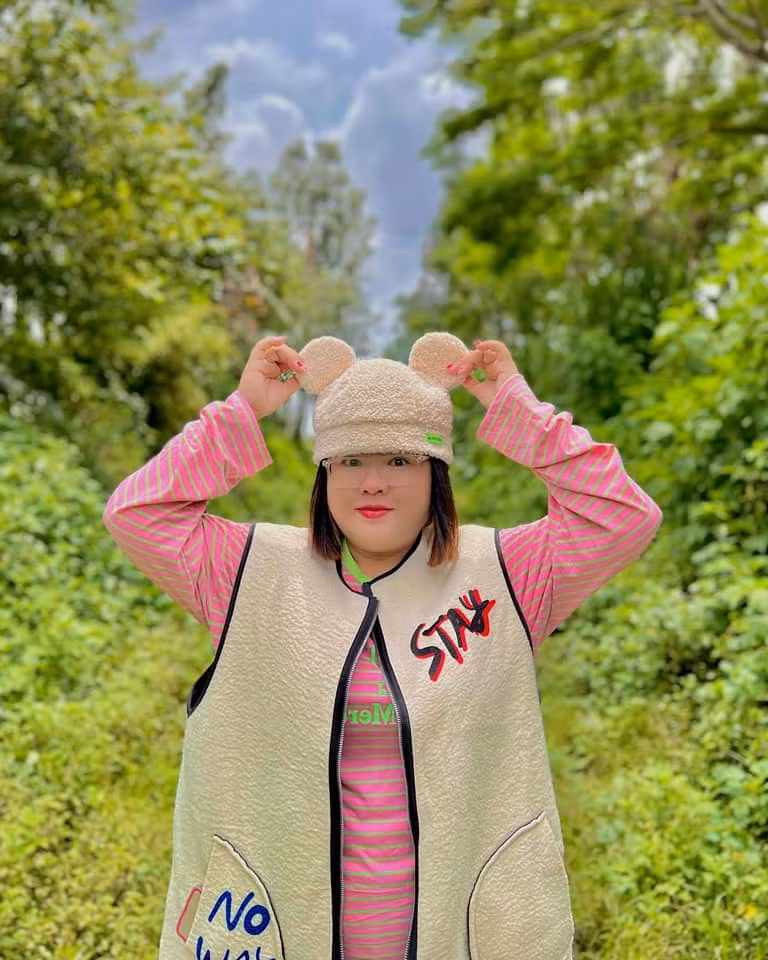 Tiết lộ về bí quyết thành công khi làm mukkbang, Hoàng Lam tâm sự: “Lam biết khản giả của mình là người ở độ tuổi 18-24, họ thường xuyên stress, tiêu cực và hoạt động về đêm nên Lam thường chọn các món ăn có màu sắc bắt mắt.