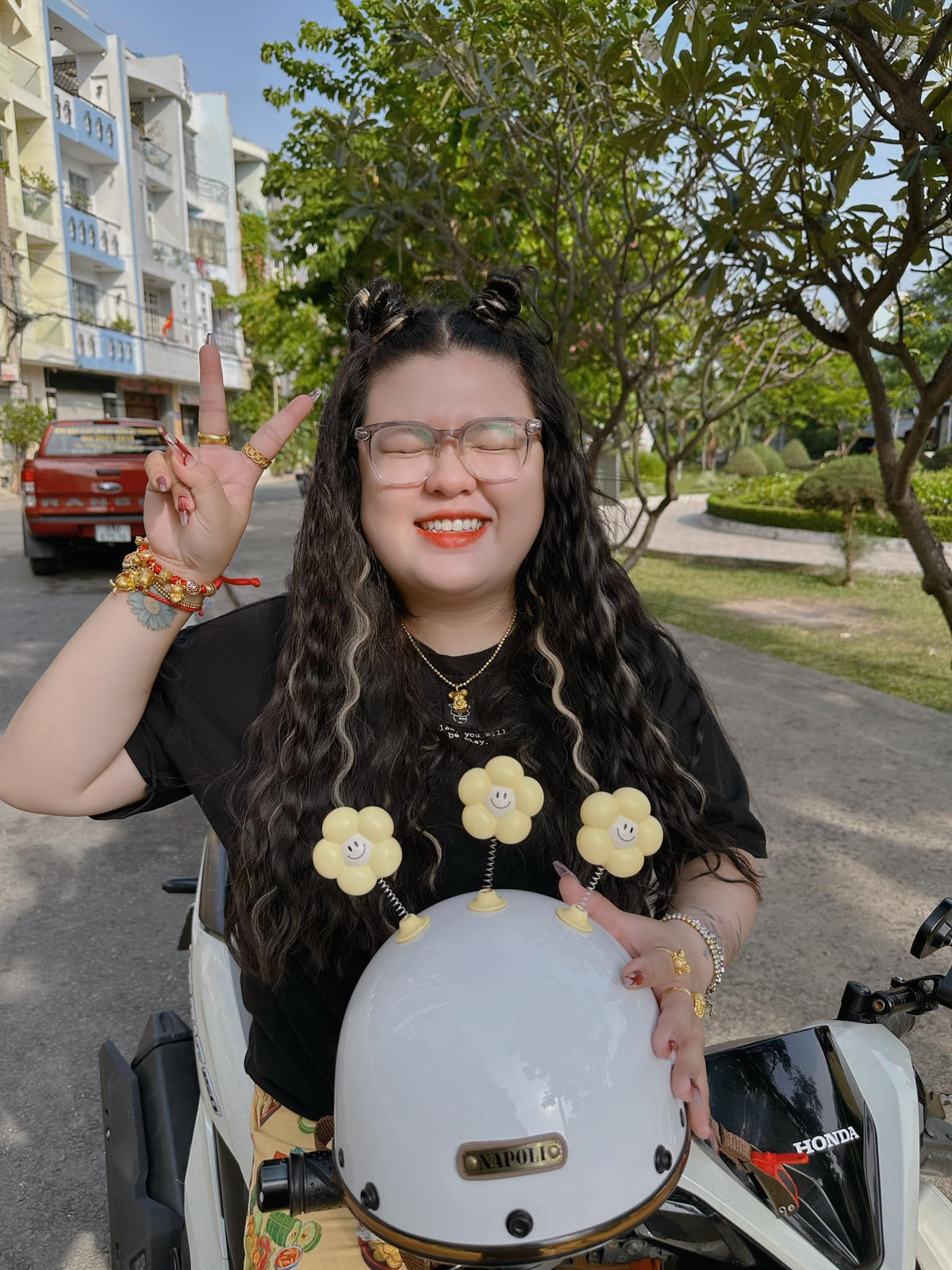 Thấy lời rủ rê cũng vui, Hoàng Lam quay thử rồi đăng lên mạng xã hội. Không ngờ clip đã cắn "xu hướng" và được nhiều người yêu thích.