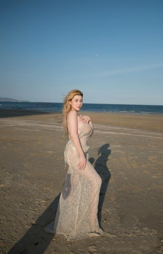 Wilson Nhật Anh gây chú ý bởi gương mặt xinh xắn, đôi mắt to tròn, sống mũi cao cùng làn da trắng mịn. Đặc biệt, thân hình cô khá mũm mĩm nhưng lại vô cùng quyến rũ.