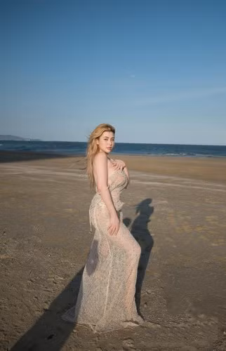 Wilson Nhật Anh gây chú ý bởi gương mặt xinh xắn, đôi mắt to tròn, sống mũi cao cùng làn da trắng mịn. Đặc biệt, thân hình cô khá mũm mĩm nhưng lại vô cùng quyến rũ.