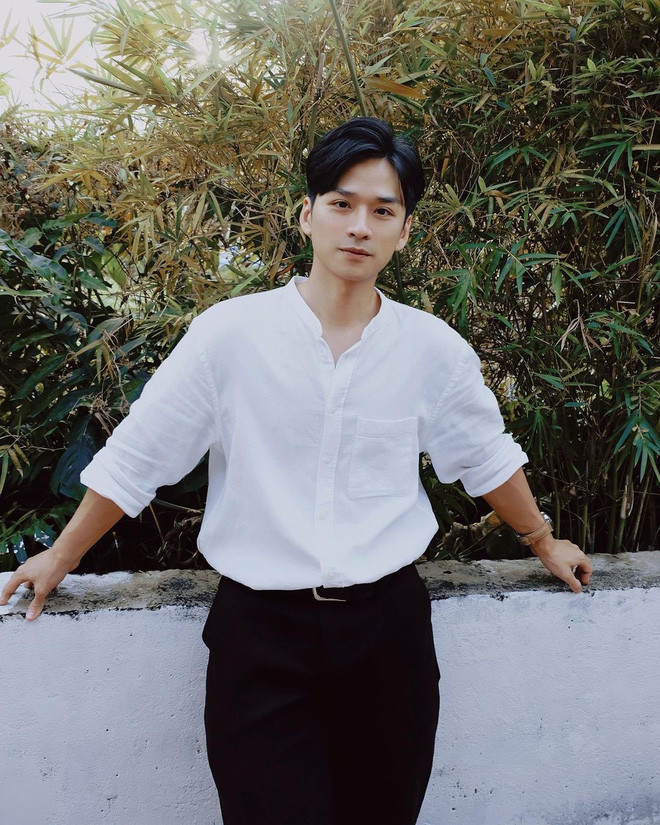 Với những người yêu mến phim Mắt Biếc, "thầy Ngạn" được khắc hoạ với dáng vẻ thư sinh, gầy gò. Tuy nhiên, mới đây anh chàng biến hình thành trai đẹp cơ bắp cuồn cuộn khiến netizen vừa bất ngờ lại vừa phấn khích lạ thường.