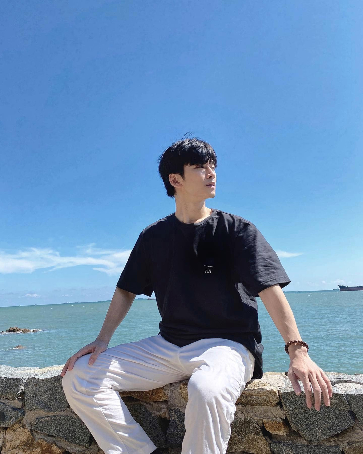 Thông qua cách xưng hô "ba con", có thể thấy Trần Nghĩa rất yêu thương Bê Tông. Chưa kể, anh chàng còn lập hẳn cho "cục cưng" một chiếc Instagram riêng với phần profile cực xịn xò.